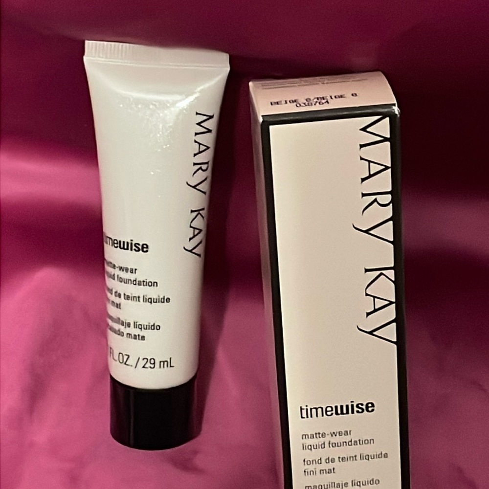 Timewise
Matte-Wear
Liquid Foundation 
Beige 8